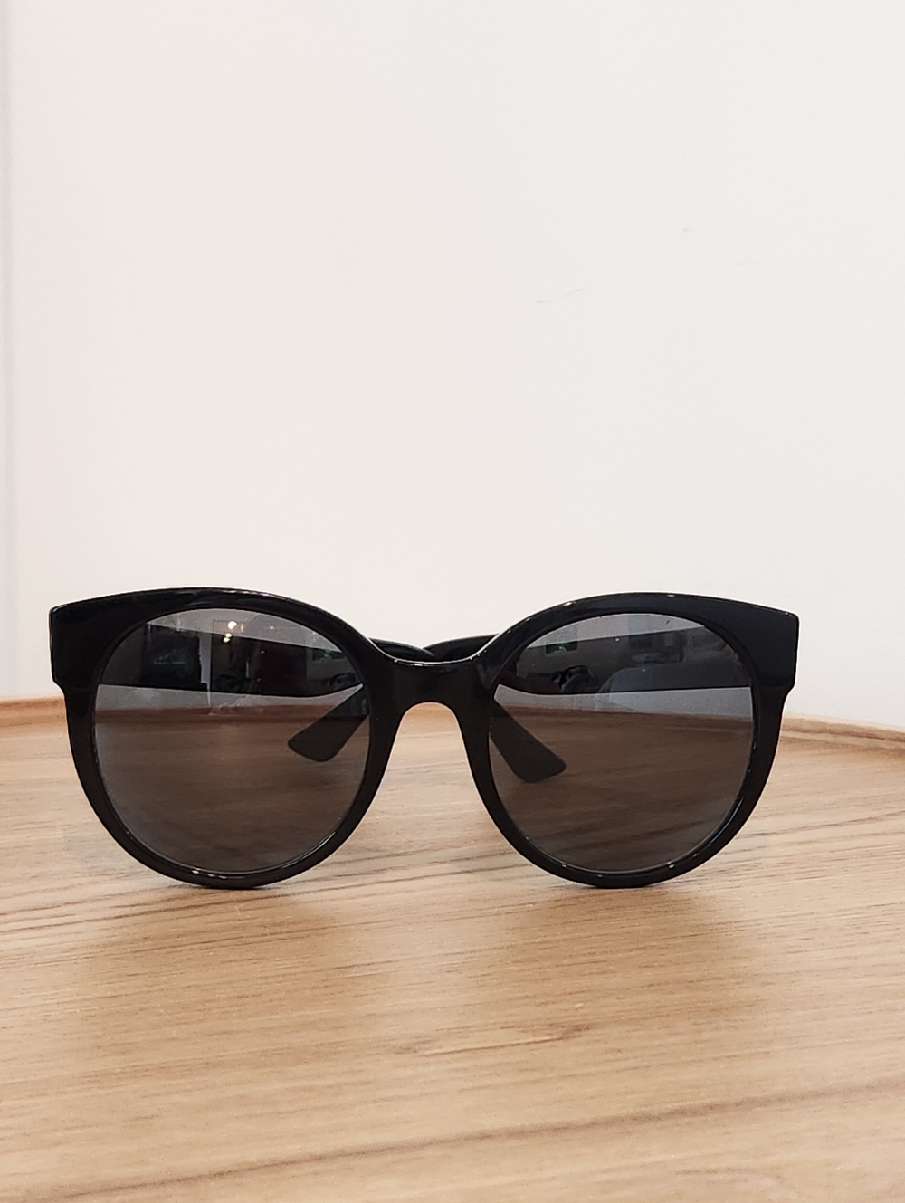 Gucci Black Round Acetate Sunglasses with Gold Logo - Picture 7 of 7